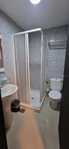 a bathroom with a shower and a toilet and a sink at BELLA Residence in San Vicente del Raspeig