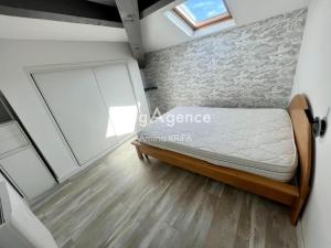 niewielka sypialnia z łóżkiem i oknem w obiekcie Portissol - Le Printania w mieście Sanary-sur-Mer