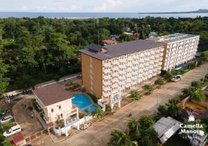 - une vue sur le grand bâtiment de l'hôtel dans l'établissement Palawan Cozy Studio with Balcony and Private Pool at T1 4Sapphire, à Puerto Princesa