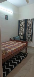 - un lit dans une pièce avec un tapis dans l'établissement DSOUZA HOME, à Bangalore