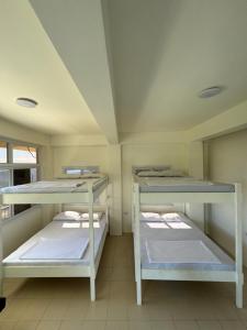 2 Etagenbetten in einem Zimmer mit einer Decke in der Unterkunft Mountain view baguio-itogon in Itogon