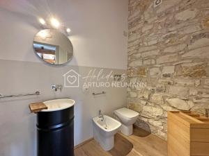 a bathroom with a sink toilet and a mirror at 202 - Villa Fernanda Trilocale elegante bellissimo, con 2 bagni, in Centro a pochi passi dal mare - SPIAGGIA e NAVETTA WHITE BEACH CLUB OMAGGIO dal lun al ven dal 24-08 in Sirolo +6 photos