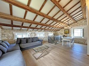 a living room with a couch and a table at 202 - Villa Fernanda Trilocale elegante bellissimo, con 2 bagni, in Centro a pochi passi dal mare - SPIAGGIA e NAVETTA WHITE BEACH CLUB OMAGGIO dal lun al ven dal 24-08 in Sirolo