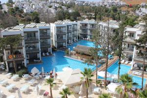 uma vista aérea de um resort com uma piscina em Ladonia Hotels Mio Bianco em Akiarlar