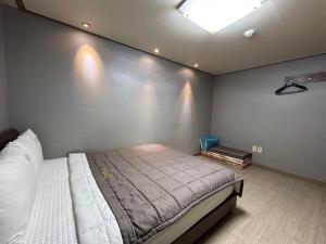 a bedroom with a bed in a room at Vision motel in Geoje