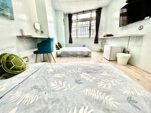 小琉球的住宿－宿室唷，一间卧室配有一张床和一张蓝色椅子