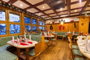 un restaurant avec des tables, des chaises et des fenêtres dans l'établissement Bodensee Hotel Storchen, à Uhldingen-Mühlhofen