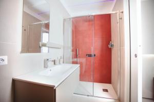 uma casa de banho com um lavatório e uma cabina de duche em vidro. em Sunseverino Rooms em Montecorice