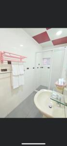 小琉球的住宿－宿室唷，白色的浴室设有水槽和毛巾。