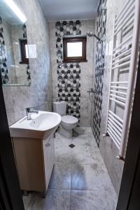 łazienka z umywalką i toaletą w obiekcie Apriltsi Hills w mieście Apriłci