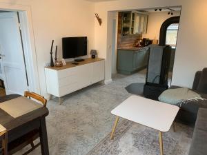 ein Wohnzimmer mit einem TV und einem Sofa in der Unterkunft Allis Kajüte in Lübeck
