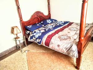 een slaapkamer met een bed met een houten frame bij Kabale town flat in Kabale