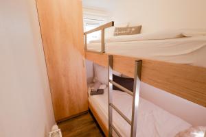 a small room with two bunk beds in it at Ferienhaus Ostseechalet Seestern Gelting in Gelting