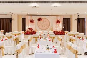 Restaurace v ubytování Bridal Tea House Hotel-Free Shuttle Bus for Canton Fair + 37 fotografií
