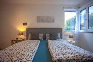 1 dormitorio con 1 cama grande y ventana grande en Lago Azzurrro en Langenargen