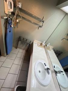 Un baño con un lavabo blanco y una encimera. en Southern Inn, en Manchester