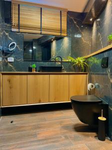 סוויטת Gadish في بيسان: حمام مع حوض وحوض استحمام