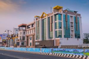 un edificio al lado de una calle de la ciudad en Parnil Palace, en Guwahati