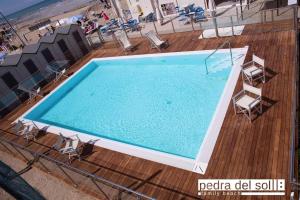 een uitzicht over een zwembad op een cruiseschip bij Color Alexandra Plaza Family Hotel in Riccione