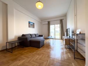 アテネにあるGtrip Nea Smyrni Apartment - 3421のリビングルーム(ソファ、テーブル付)