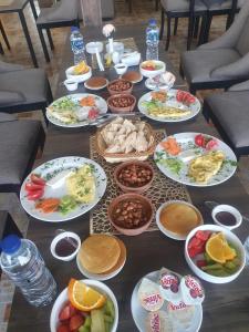 een tafel met borden en schalen van voedsel bij Holy Sheet Plus in Caïro