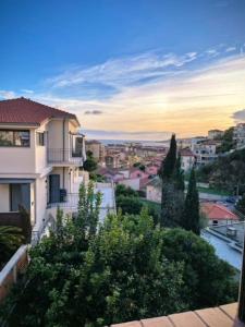 - une vue sur la ville au coucher du soleil depuis un bâtiment dans l'établissement Cocon 4 pers vue mer, à Menton
