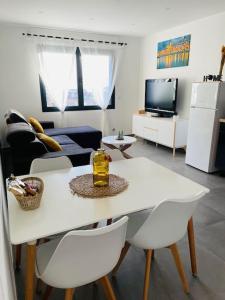 Télévision ou salle de divertissement dans l'établissement Cocon 4 pers vue mer