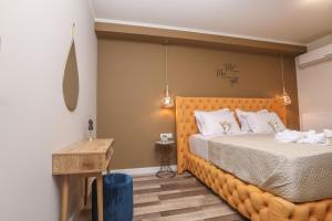 1 dormitorio con cama y mesa de madera en Ulivi Verdi Villa en Kontokali