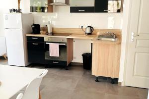 Cuisine ou kitchenette dans l'établissement Cocon 4 pers vue mer