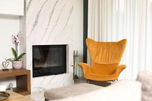 康托卡利的住宿－Ulivi Verdi Villa，客厅配有椅子和电视