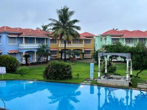貝瑙利姆的住宿－CHALET SAFFRON GOA Breakfast Included，享有带游泳池的度假村景致