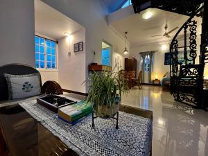 sala de estar con mesa y maceta en CHALET SAFFRON GOA Breakfast Included en Benaulim