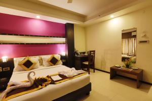 een slaapkamer met een groot bed met een dinosaurus erop bij Hotel Durene in Bhubaneshwar