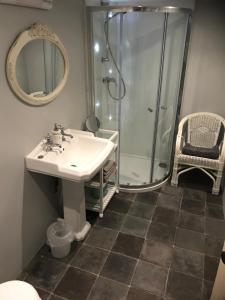 a bathroom with a sink and a shower at The Malt Scoop Inn in Merton