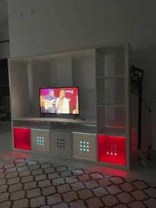 - une télévision assise sur une étagère dans le salon dans l'établissement Metro & Shopping Malls, à Istanbul