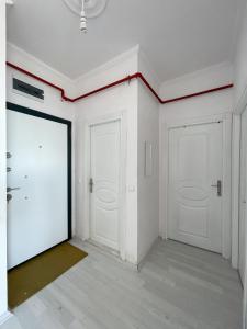 une pièce vide avec des murs blancs et des portes blanches dans l'établissement Metro & Shopping Malls, à Istanbul