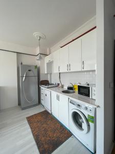 La cuisine est équipée d'un lave-linge et d'un réfrigérateur. dans l'établissement Metro & Shopping Malls, à Istanbul
