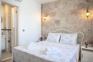 Postel nebo postele na pokoji v ubytování Kybele Suites Alaçatı