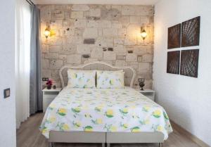 Postel nebo postele na pokoji v ubytování Kybele Suites Alaçatı