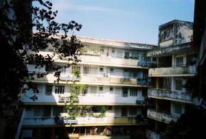 un condominio con molte finestre di Về Nhà a Nha Trang