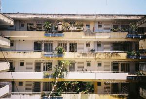 un vecchio condominio con finestre e piante di Về Nhà a Nha Trang