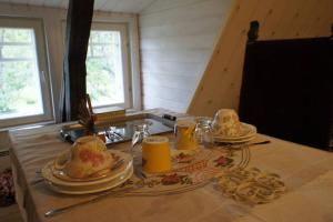 a table with plates and cups on top of it at Pehtoorin Kammarit in Iltasmäki