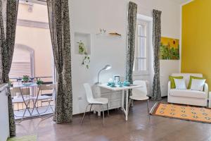 uma sala de estar com mesa e cadeiras e uma sala de jantar em HomeToLove Marina em Cagliari