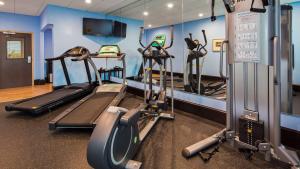 un gimnasio con varias máquinas de correr en una habitación en Best Western Plus - Columbia North East, en Columbia