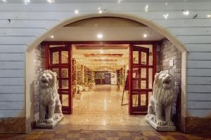 Deux statues d'ours polaires dans un couloir dans l'établissement Parnil Palace, à Guwahati