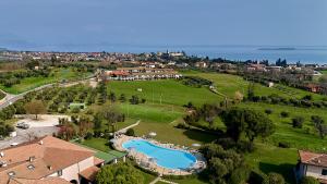 莫尼加Moniga Resort的带游泳池的度假村的鸟瞰图