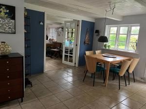 eine Küche und ein Esszimmer mit einem Tisch und Stühlen in der Unterkunft Fuglsang Bed & Breakfast in Hjørring