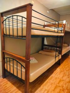 Cebu Pungko-pungko Hostel tesisinde bir ranza yatağı veya ranza yatakları