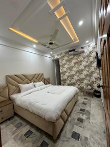 una camera con un grande letto e un soffitto di Hotel Flower of Capital a Islamabad