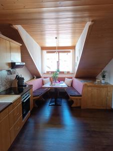 cocina con mesa y bancos en una habitación en Apart schöne Aussicht, en Kauns